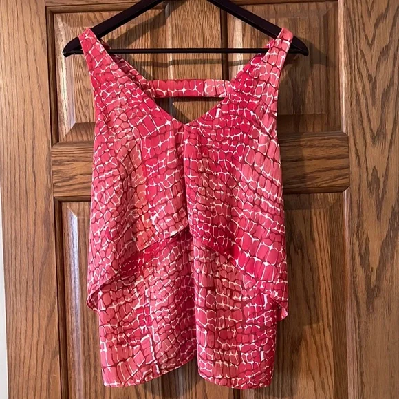 WHITE HOUSE BLACK MARKET NWOT SLEEVELESS FLOWY BLOUSE WITH OPEN BACK - Picture 2 of 10